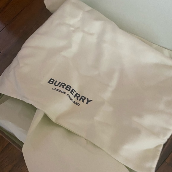 Burberry only worn 2wixe 10/10 conditions - Picture 5 of 7